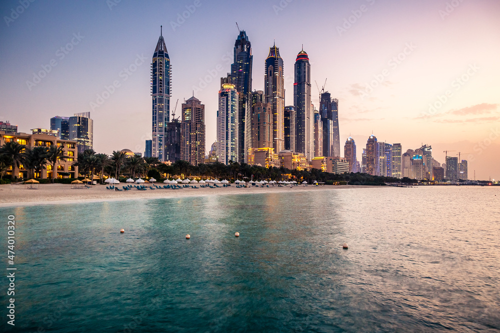 Obraz premium Warm sunset at the Jetty Lounge, Dubai Marina, United Arab Emirates