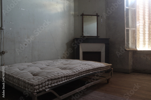 vieux matelas dans une chambre abandonnée