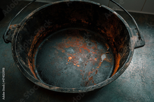 Rusty Dutch-oven needing to be clean