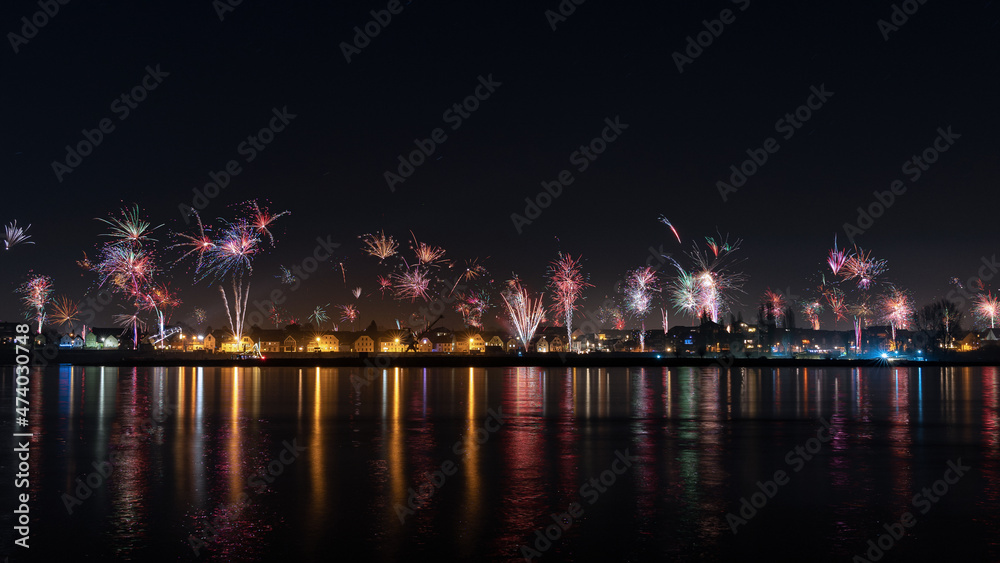 Feuerwerk an Silvester am Hafen von Leverkusen Hitdorf