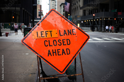 Amerikanisches Schild: Linke Spur gesperrt