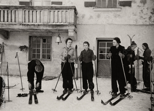 FOTO ANTICA ANNI 30' CON SCIATORI IN POSA