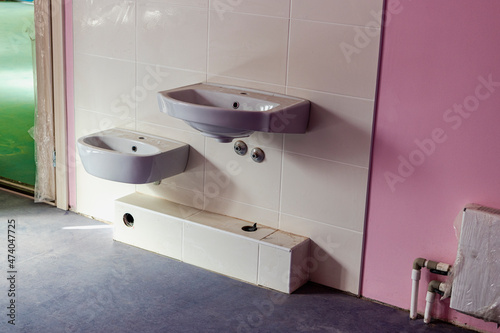 A system of numerous sinks installed in a public toilet. Applies to train station  cinema and other public place.