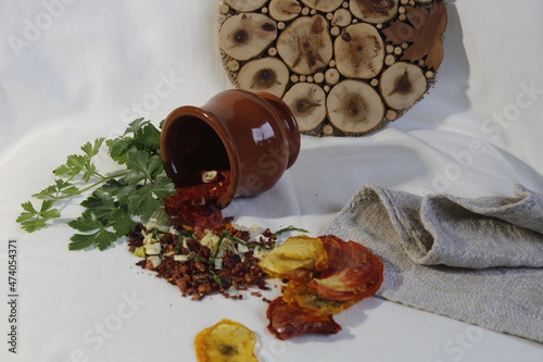 глиняный горшочек сушеные овощи приправа на белом еда