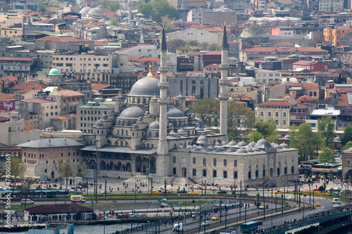 Ciudad y mezquita de Yemi Cami en la ciudad de Estambul, Turquía