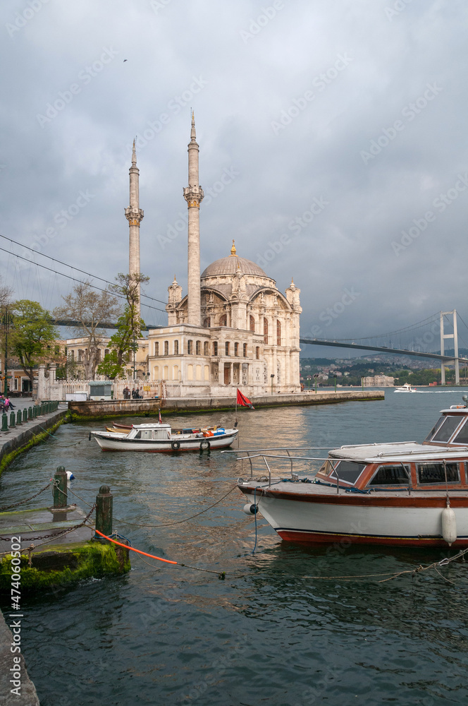Barcos y mezquita de Ortakoy a orillas del Bósforo en la ciudad de Estambul, Turquía