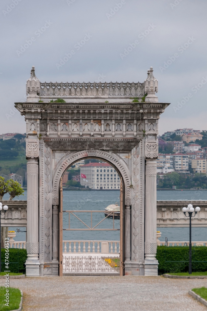 Fototapeta premium Puerta de los jardines del palacio de Dolmabahce a oriilas del Bósforo en la ciudad turca de Estambul