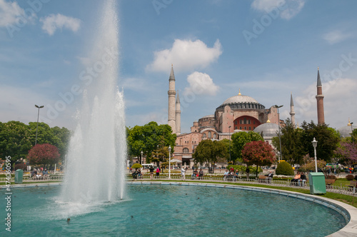 Fuente de agua y mezquita de Santa Sofia en la ciudad de Estambul, Turquía