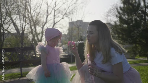 Medium plan mom and daughter in the park