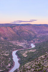 Fototapete Lavendelfarbene Motive Rio Grande Fluss in der Schlucht  © Rob Atkins