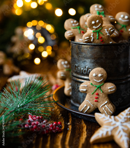 Słodkie urocze pierniczki, świąteczne ciasteczka, światełka, lampki choinkowe, bokeh, dekorowanie pierniczków photo