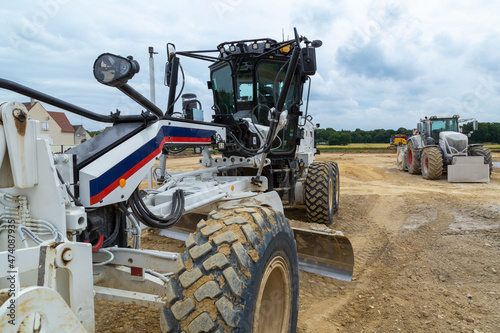 Gros plan sur un tracteur niveleur de chantier