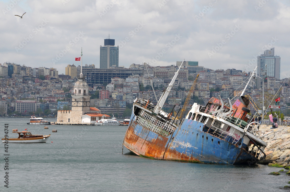 Restos de un barco naufragado en el Bósforo y vista de la torre de Leandro 