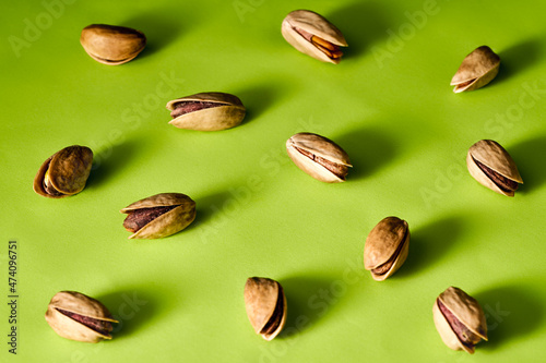 Obraz na płótnie peeled pistachios on green background, top view w salonie