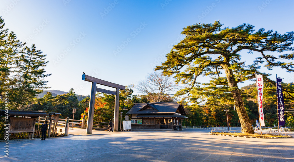 伊勢神宮 内宮 朝日に照らされる宇治橋鳥居