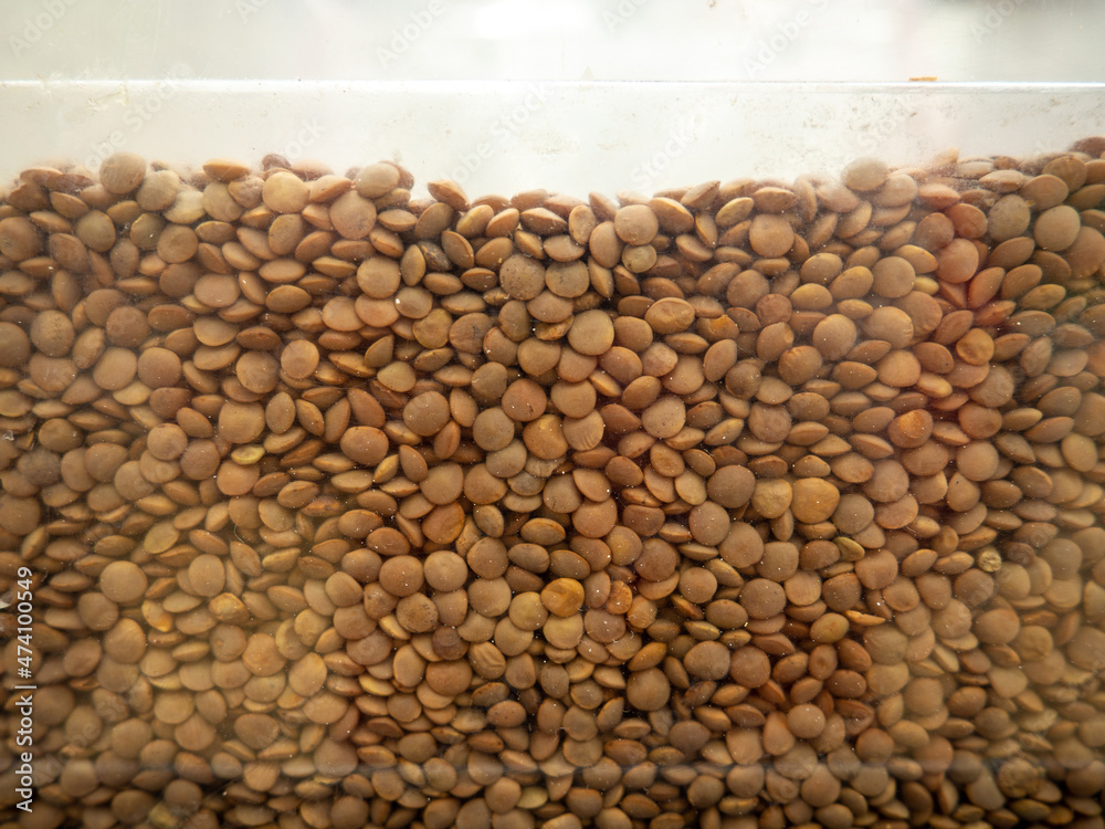 Obraz premium Red lentils. Grains background. In the store on the showcase.