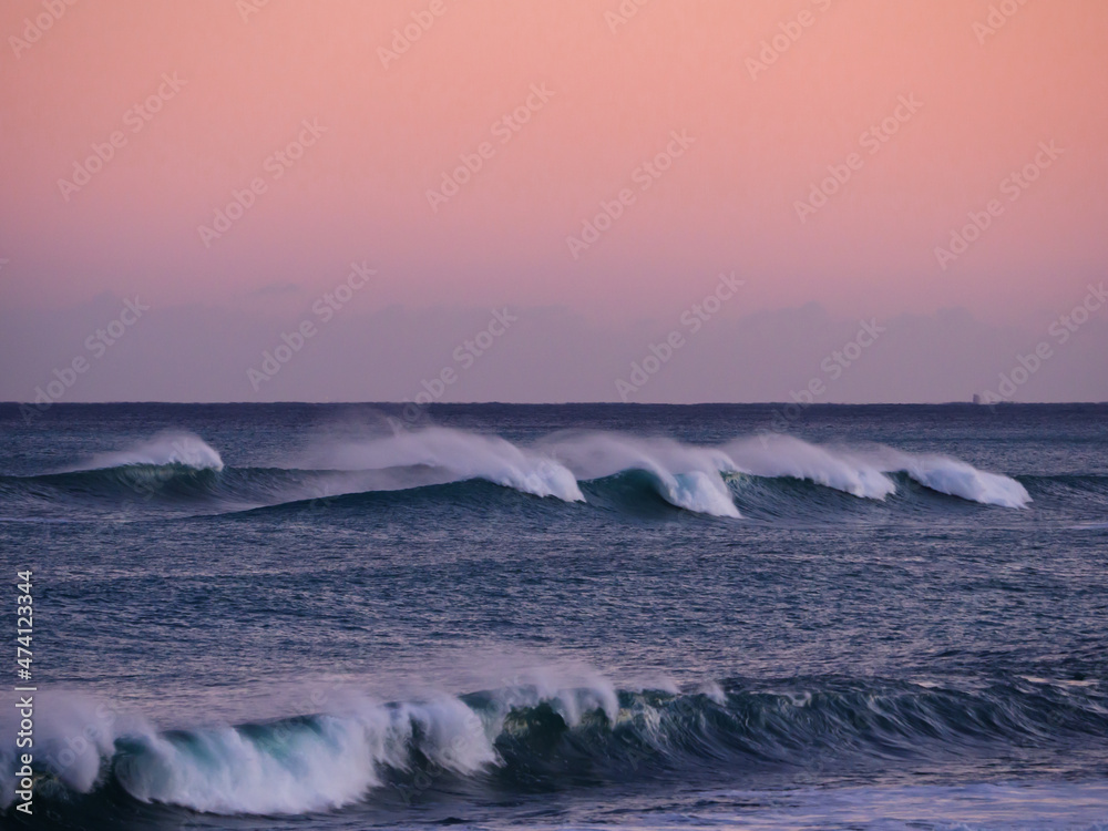 七里御浜海岸の美しい波と夕焼空