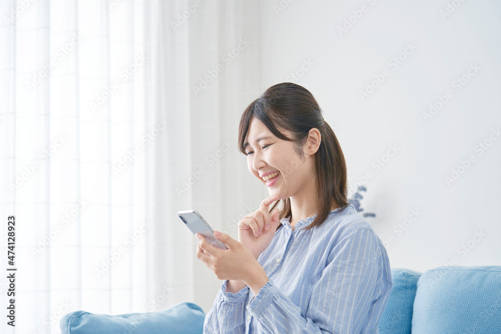 女性　スマホ　リビング