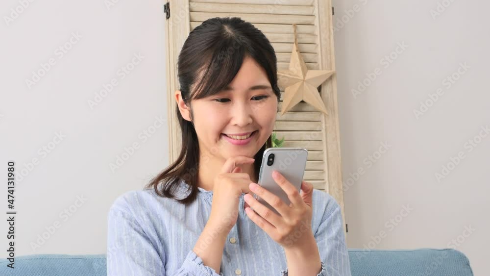 女性 スマホ リビング 女性 スマホ リビング