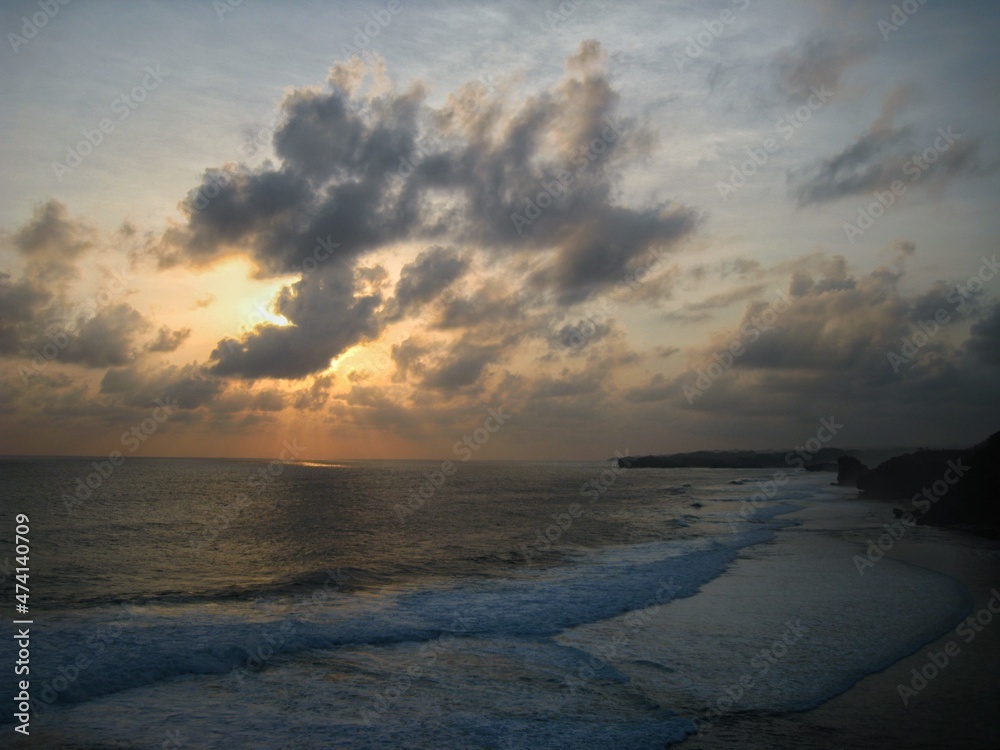 Obraz premium Sunset and clouds at Depok beach, Yogyakarta, Indonesia
