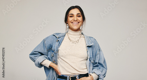 Foto Smiling young woman standing in a studio