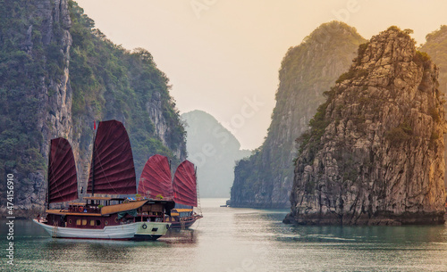 Fototapety Wietnam stary-statek-w-zatoce-ha-long