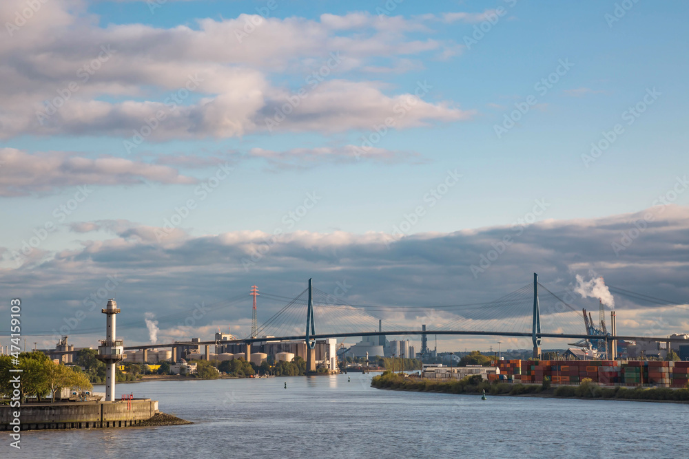 Hafenblick in Hamburg auf den Radarturm und die Köhlbrandbrücke am Köhlbrandhöft