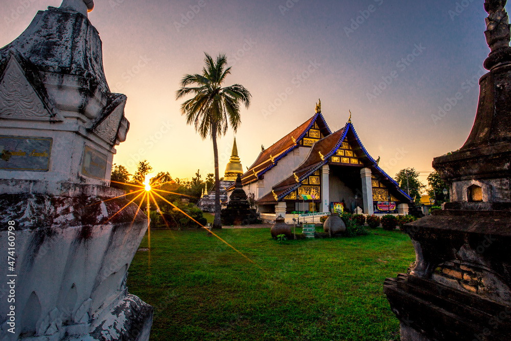 Obraz premium Background of important religious attractions in Thailand that are open for public viewing and making merit (Wat Phra Borommathat Thung Yang) Uttaradit) has an old chedi and a beautiful church.