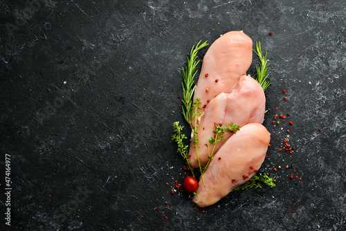 Fotografia Meat. Raw chicken fillet with spices. Top view. Rustic style.