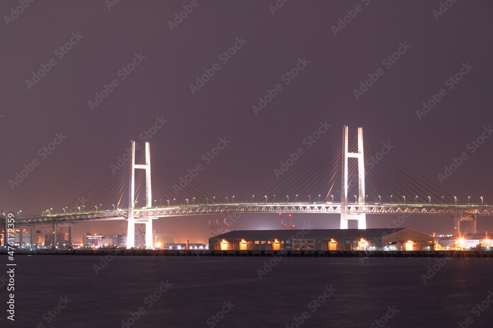Naklejka premium 横浜 大さん橋から眺める横浜ベイブリッジの夜景