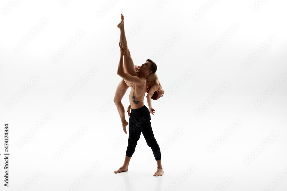 Obraz premium Man holding female partner during ballet dance