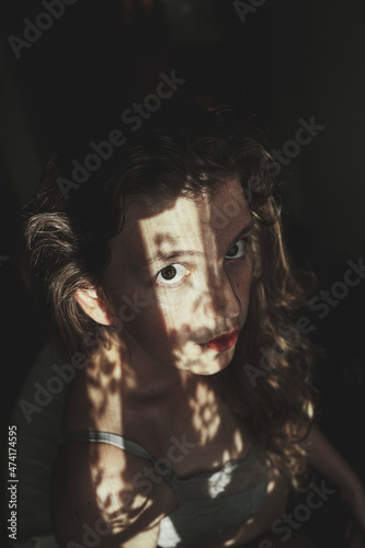 Obraz na płótnie Artistic portrait of a young woman with retro shadow play style w salonie