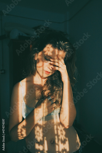 Obraz na płótnie Artistic portrait of a young woman with retro shadow play style w salonie