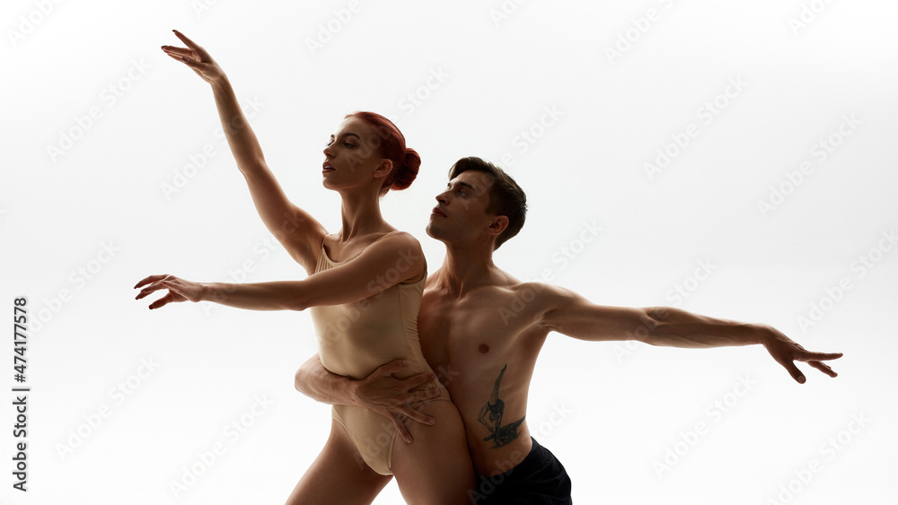 Obraz premium European dance couple dancing ballet in studio