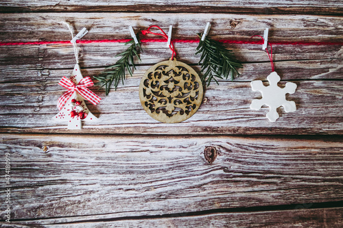 Décoration de Noël avec breloques suspendues sur un fond en bois - Arrière plan festif photo