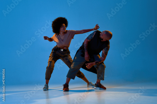 Young cool man and woman dancing hip hop dance © Svitlana