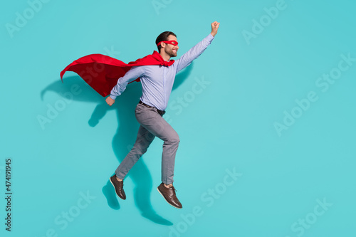 Foto Photo of superhero clerk raise hand jump prepare save world wear cape mask purpl