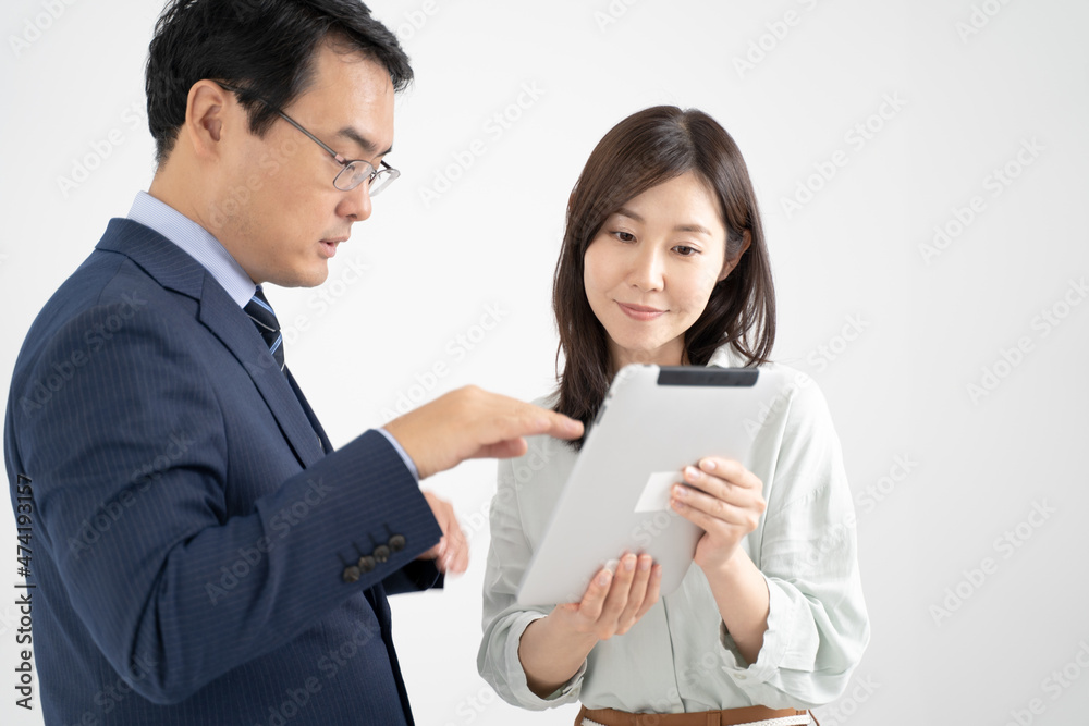 タブレットPCを介して会話する男女のビジネスマン白背景 タブレットPCを介して会話する男女のビジネスマン白背景