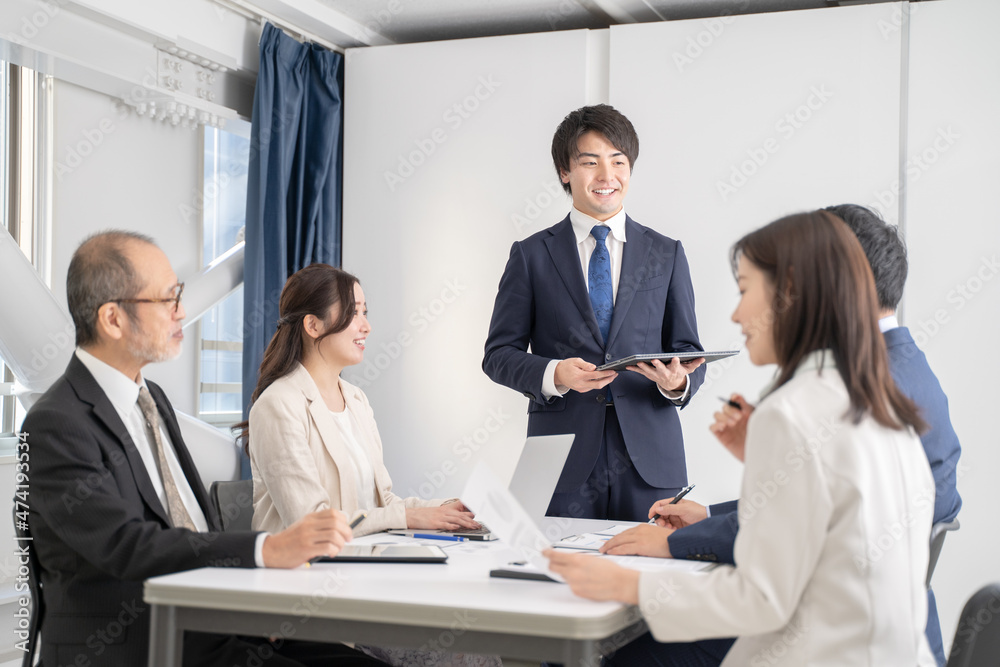 多様な世代の複数のビジネスマンミーティングイメージ