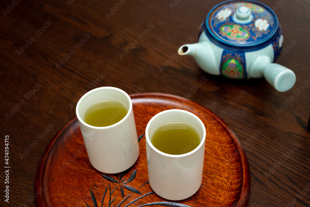 緑茶が入った白いコップ 緑茶が入った白いコップ