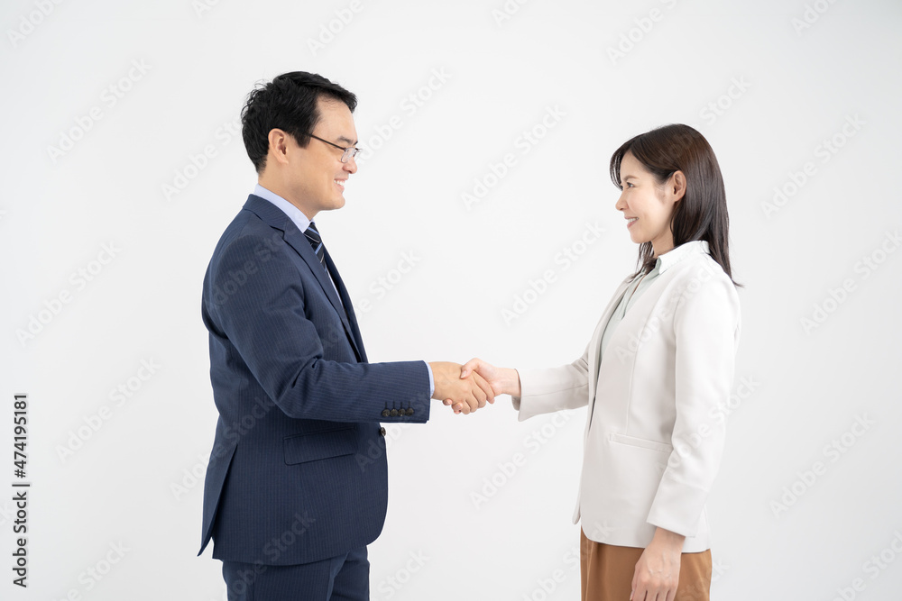 握手をする笑顔の男女のビジネスマン