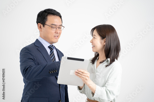 タブレットPCを介して会話する男女のビジネスマン白背景