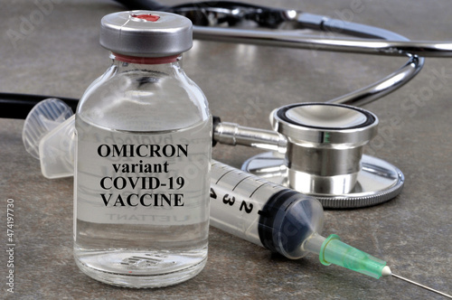 Concept de produit vaccinal contre le variant omicron dans un flacon à côté d'une seringue et d'un stéthoscope