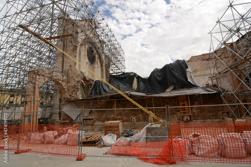norcia distruzione della basilica di san benedetto in occasione del terremoto photo