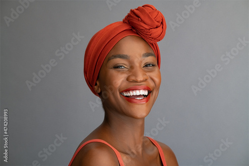 Fotografia Beautiful african american woman with red headband