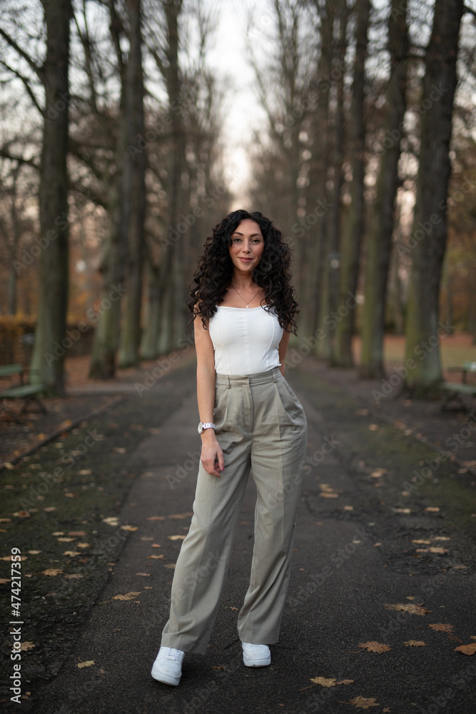 Wunderschöne Frau mit Schwarzem Haar Leidenschaftlich mit Rose und elegantem Lebenstil unterwegs in Berlin Wunderschöne Frau mit Schwarzem Haar Leidenschaftlich mit Rose und elegantem Lebenstil unterwegs in Berlin