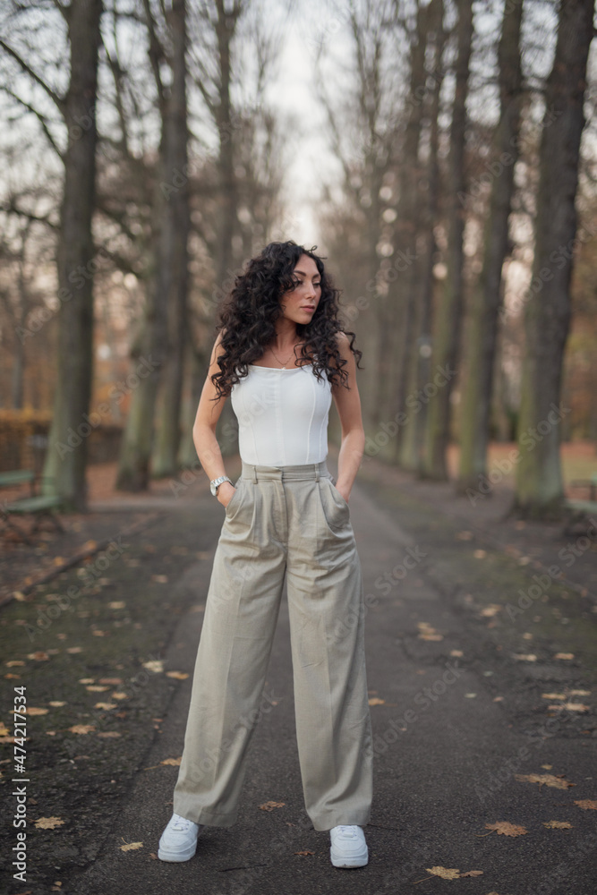 Wunderschöne Frau mit Schwarzem Haar Leidenschaftlich mit Rose und elegantem Lebenstil unterwegs in Berlin Wunderschöne Frau mit Schwarzem Haar Leidenschaftlich mit Rose und elegantem Lebenstil unterwegs in Berlin