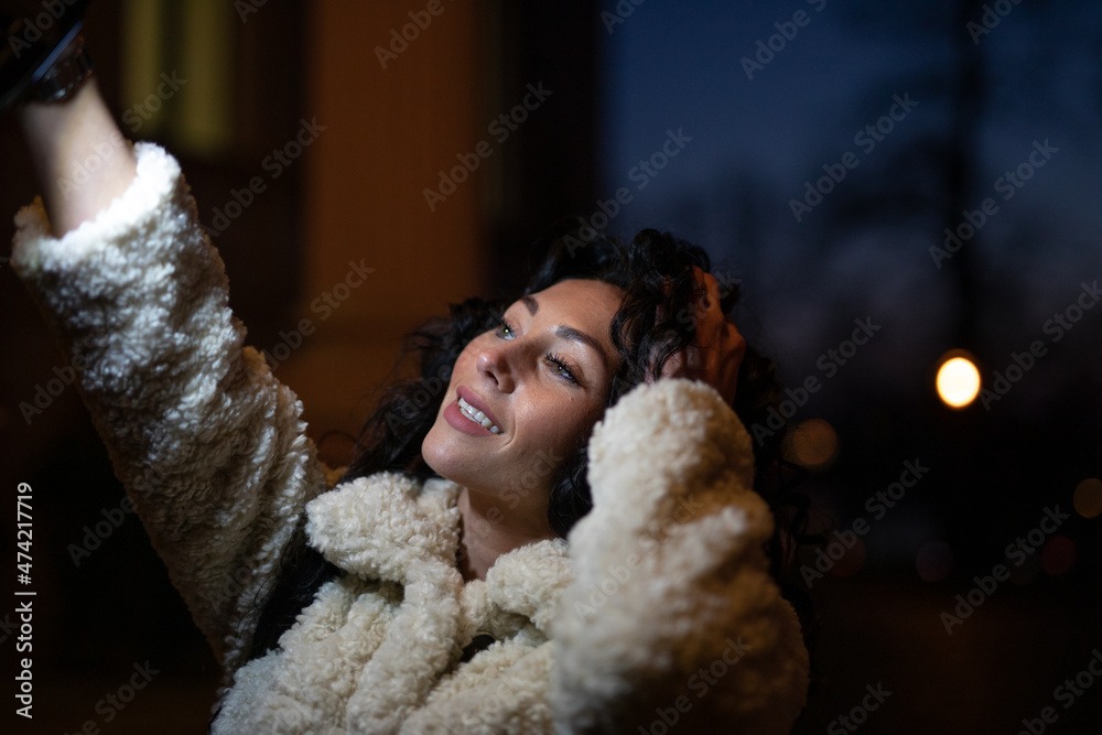 Wunderschöne Frau mit Schwarzem Haar Leidenschaftlich mit Rose und elegantem Lebenstil unterwegs in Berlin Wunderschöne Frau mit Schwarzem Haar Leidenschaftlich mit Rose und elegantem Lebenstil unterwegs in Berlin