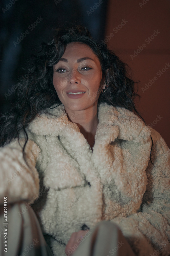 Wunderschöne Frau mit Schwarzem Haar Leidenschaftlich mit Rose und elegantem Lebenstil unterwegs in Berlin