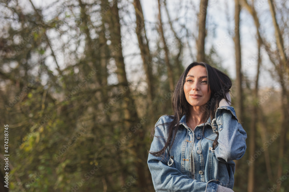 Wunderschöne Frau mit Schwarzem Haar Leidenschaftlich mit Rose und elegantem Lebenstil unterwegs in Berlin Wunderschöne Frau mit Schwarzem Haar Leidenschaftlich mit Rose und elegantem Lebenstil unterwegs in Berlin